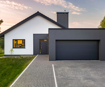 Modern,House,With,Garage,And,Green,Lawn,,Exterior,View